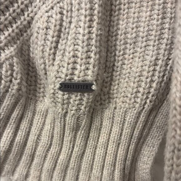 Hollister Cream Crew Neck Sweater with Relaxed Fit Size M - Picture 3 of 5